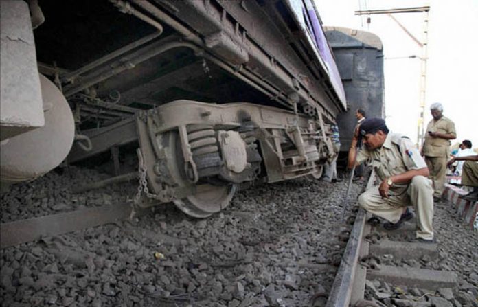 Train derails in Mumbai