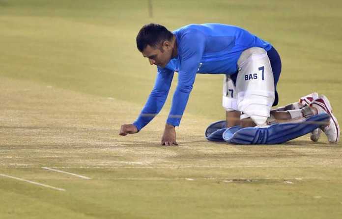 dhoni-watching-pitch