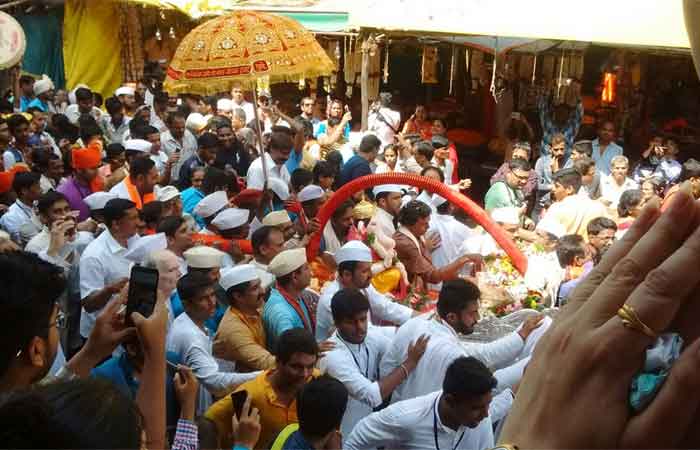पुण्यातील मानाचा कसबा गणपतीची विसर्जन मिरवणूक (फोटो: राजू हिंगे, पुणे)