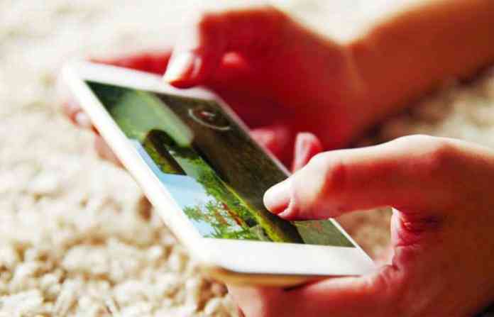 mobile-game-playing