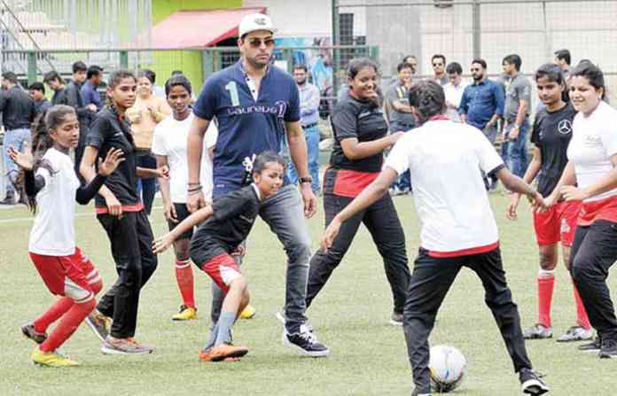 yuvraj-football