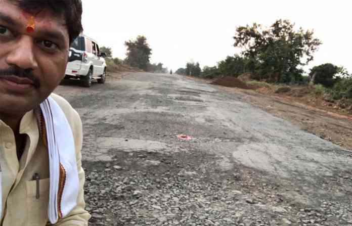 dhananjay-munde-selfie-with