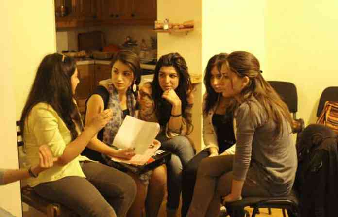 girls-in-discussion