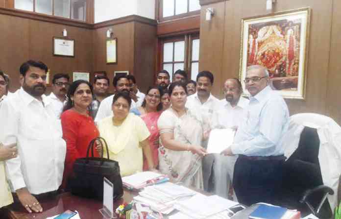 avinash-supe-and-kem-staff