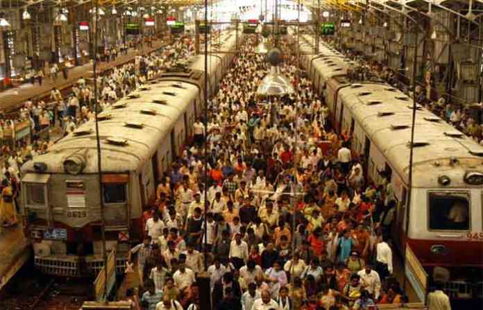 mumbai-local-crowd