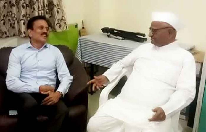 anna-hazare-girish-mahajan