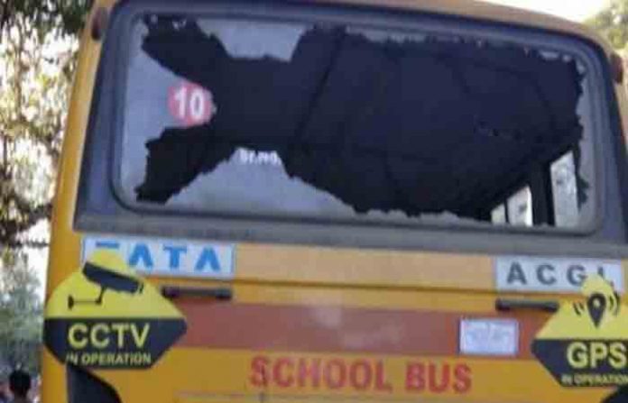 pune-bus-stone-pelting