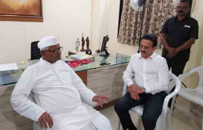 anna-hazare-girish-mahajan