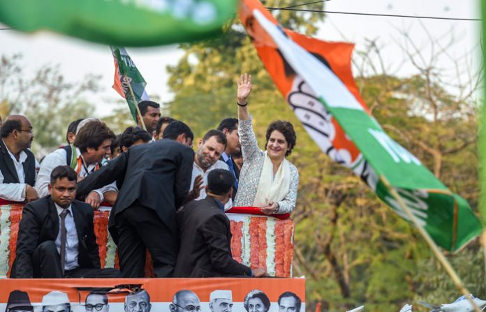 priyanka-gandhi-road-show-1