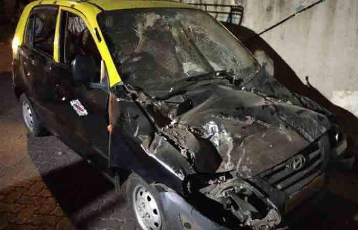 या दुर्घटनेत काही गाड्यांचेही नुकसान झाले.