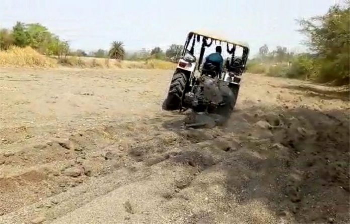 uma-river-tractor