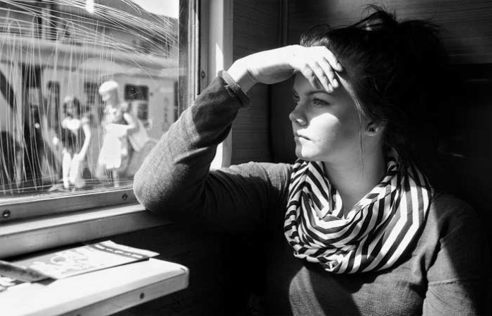 woman-waiting