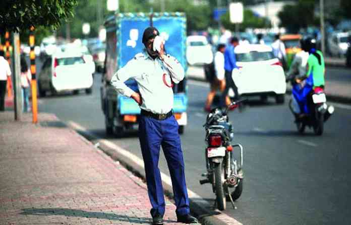 gujrat-traffic-police-in-he
