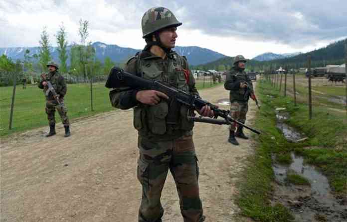 two-soldiers-in-kashmir