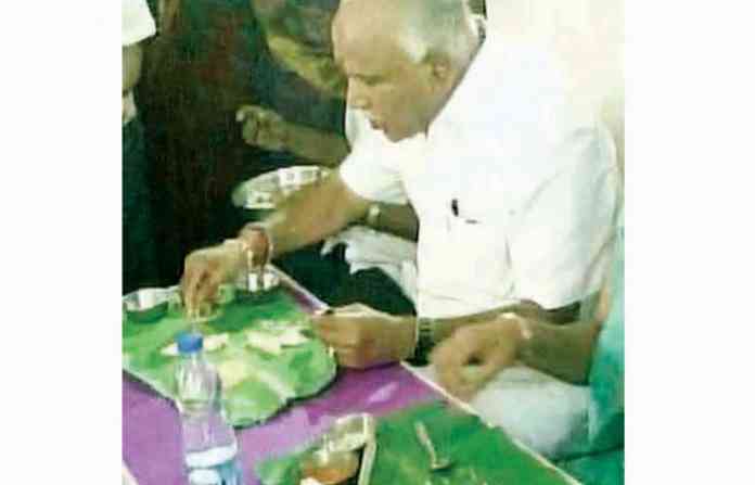 yeddyurappa-eating-hotel-id