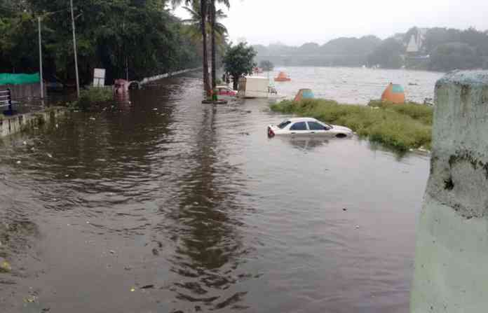 mutha-river-water-on-road