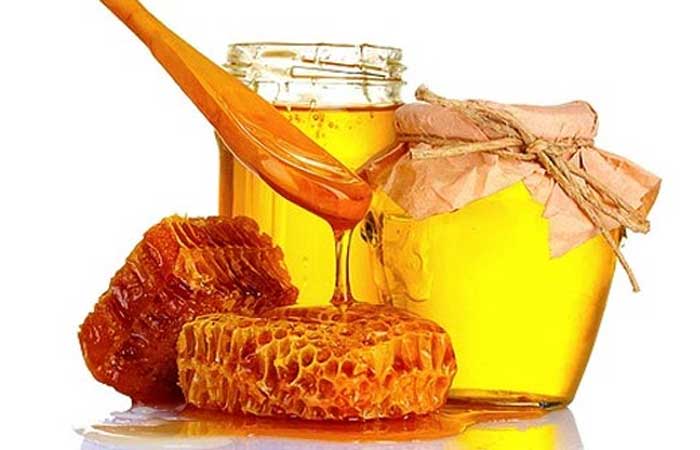 मध - डोळ्याच्या खाली मध लावा आणि वीस मिनिटे तसेच ठेवा. यानंतर साध्या पाण्याने चेहरा धुवा आणि कोरडे होऊ द्या. दररोज हा उपाय दोन वेळा करू शकता.