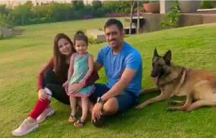 dhoni-with-family