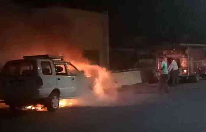 latur-burning-car