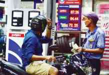 तेल कंपन्यांच्या फायद्यासाठी पेट्रोल-डिझेलच्या उत्पादन शुल्कात कपात; केंद्राच्या निर्णयाचा सर्वसामान्य जनतेला फायदा नाहीच