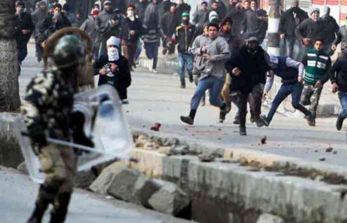 stone-pelters-kashmir