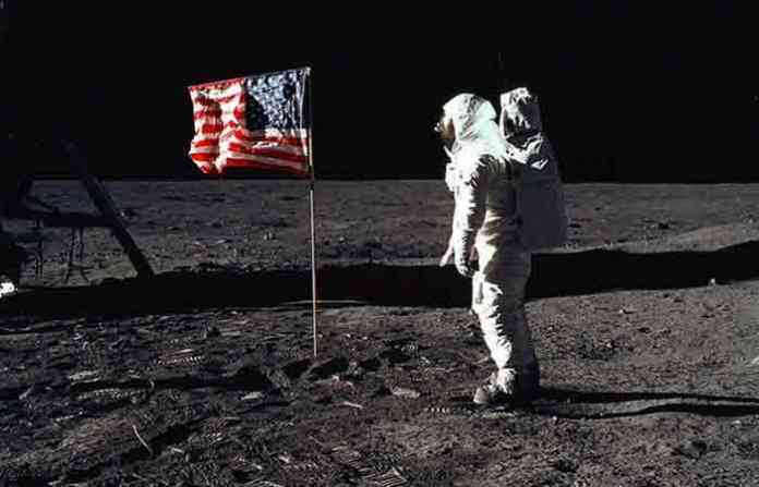 neil-amrstrong-on-moon