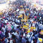 बाजारपेठा फुलल्या, भक्तांची लगबग; मुंबई गणराज रंगी रंगली!