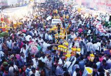 बाजारपेठा फुलल्या, भक्तांची लगबग; मुंबई गणराज रंगी रंगली!