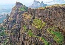 हरिश्चंद्र गडावर दरड कोसळली, मालाड येथील चार पर्यटक गंभीर जखमी