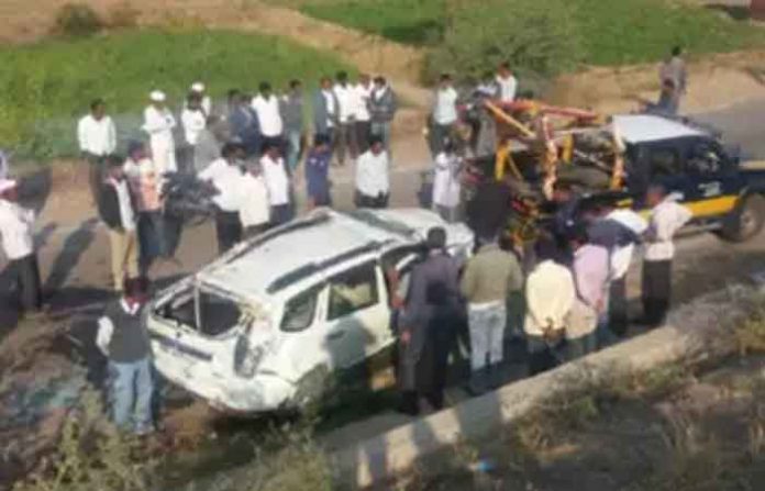 car-accident-on-nashik-pune car-accident-on-nashik-pune