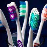 Oral Health Tips – तुम्ही टूथब्रश किती दिवसांनी बदलता? जुना झालेला टूथब्रश तोंडाच्या आरोग्यासाठी किती धोकादायक जाणून घ्या toothbrush