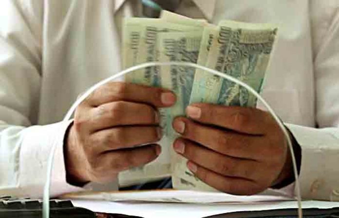 bank-counting-notes