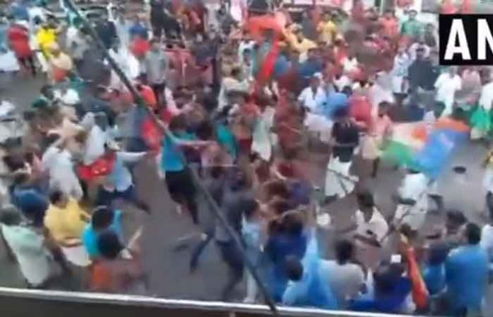 kerala-ldf-udf-fight-on-road kerala-ldf-udf-fight-on-road
