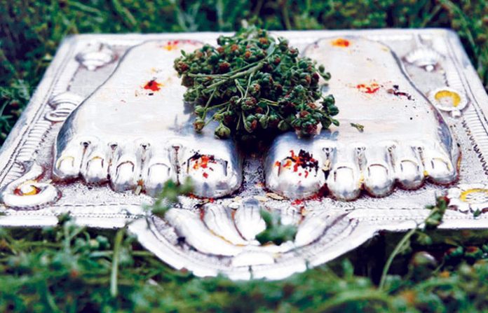 19-paduka-at-samadhi-mandir