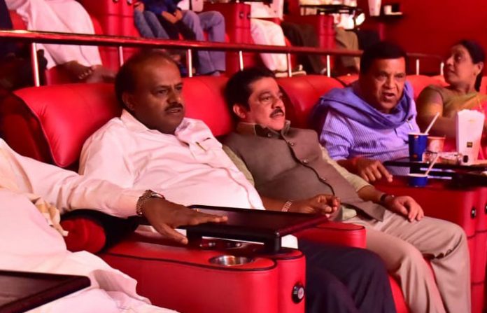 kumarswamy-watching-movie