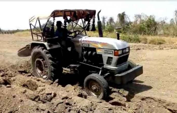 plowing-in-river-land plowing-in-river-land