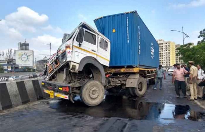 container-accident-on-ghodbunder container-accident-on-ghodbunder
