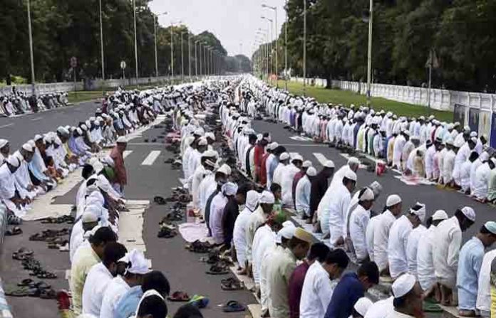 namaz-on-road