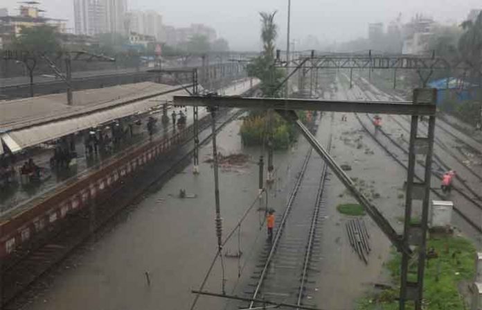 water-on-track-thane-station water-on-track-thane-station