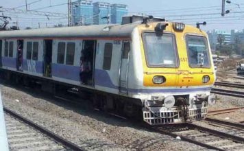 सीटवरून झालेल्या वादातून धावत्या ट्रेनमधून ढकलले, उपचारादरम्यान दिव्यांग व्यक्तीचा मृत्यू western-railway-local