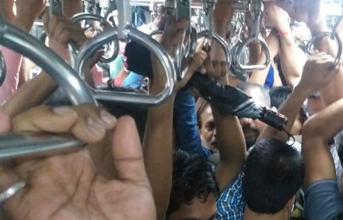 train-crowd-insde-handle-ba