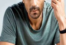 वयाच्या 53 व्या वर्षी प्रसिद्ध अभिनेत्याने गर्लफ्रेंडसोबत केला साखरपुडा