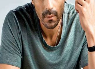 वयाच्या 53 व्या वर्षी प्रसिद्ध अभिनेत्याने गर्लफ्रेंडसोबत केला साखरपुडा