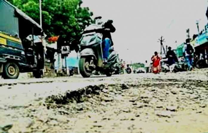 bad-road-dhule-dondaicha