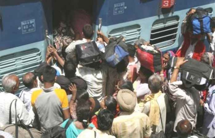 express-crowd-train-station express-crowd-train-station