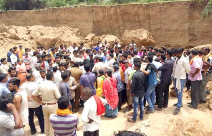 road-caving-in-kanhan-nagpur road-caving-in-kanhan-nagpur