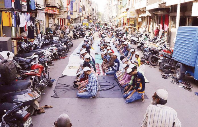 namaz-on-road-good-image