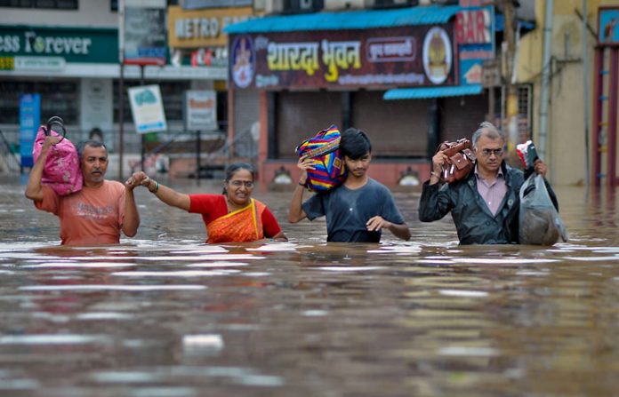 sangli-people-walking-throu