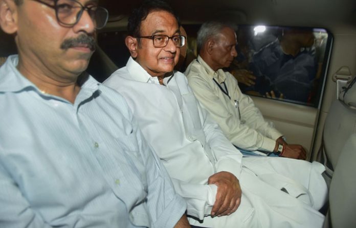 chidambaram-in-poolice-van