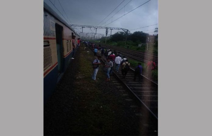 thane-airoli-local-derailed